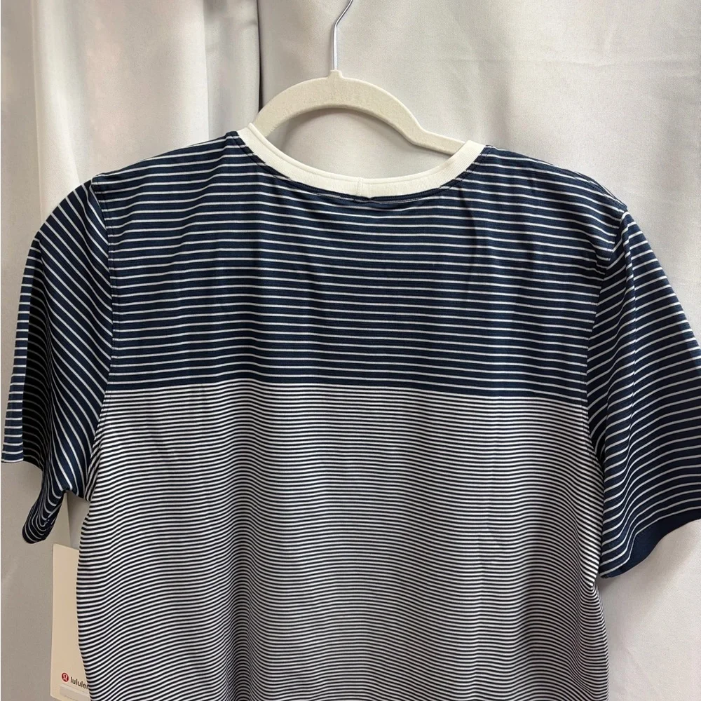 Lululemon Seamless Classic-Fit Mariner Navy and White Striped Tee. Size L - Picture 7 of 7